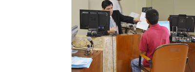 Imagem: Juiz André Granja entrega certificado de naturalização a Wang Lianfang
