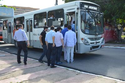 Imagem: Magistrados embarcam na Praça Sinimbu
