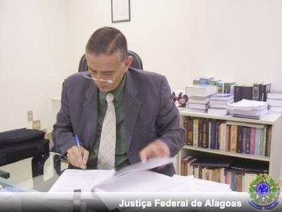 Imagem: Diretor do Foro, Paulo Cordeiro assina contrato para início de obras em Arapiraca