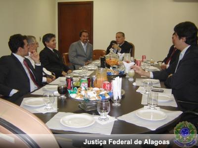 Imagem: Juízes da JFAL ouvem explicação de superintendente da Caixa