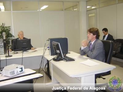 Imagem: Juiz federal Gustavo Moulin em dia de julgamento da Turma Recursal/AL