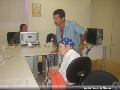 Imagem: Dona Conceição, 86 anos, feliz com benefício