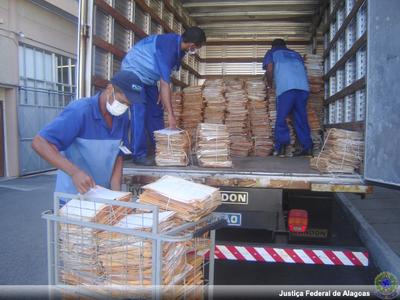 Imagem: Caminhão leva 2,5 toneladas em processos para doação em papel fragmentado