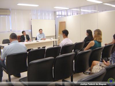 Imagem: Advogados voluntários com juiz coordenador, Rubens Canuto