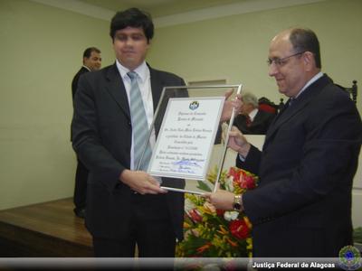 Imagem: Juiz federal André Granja recebe comenda de vereador João Mendes