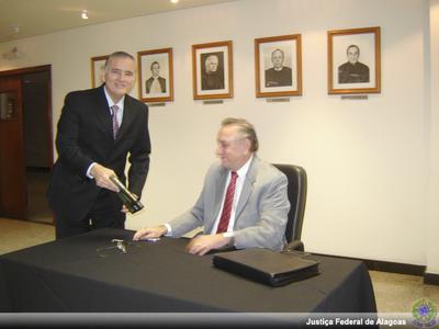 Imagem: Diretor do Foro, juiz Paulo Cordeiro com livro a ser autografado