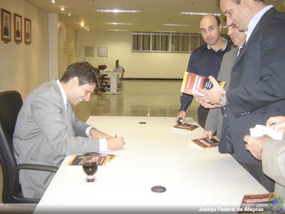 Imagem: Rodrigo Tenório em momento de autógrafos do seu livro