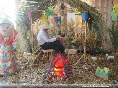 Imagem: Servidor faz pose no arraial