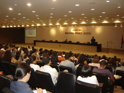 Imagem: Acadêmicos da área de Direito participam de palestra