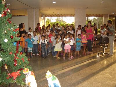 Imagem: Crianças cantam na JFAL