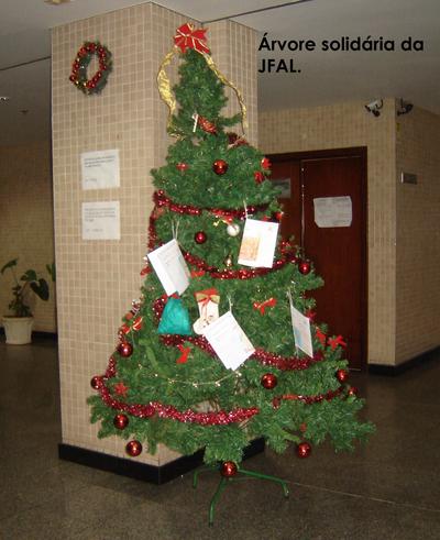 Imagem: Àrvore solidária da JFAL, restam alguns cartões.