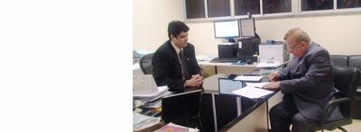 Imagem: André Granja, diretor do Foro, repassa doação ao secretário Diógenes Tenório