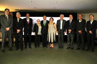 Imagem: Governador Teotonio Vilela com todos homenageados da noite