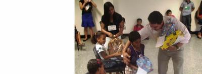 Imagem: Crianças recebem presentes de servidores