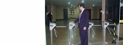 Imagem: Diretor do Foro confere sua identificação digital