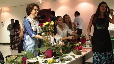 Imagem: Servidora Luciana Cavalcante (à direita) ministra oficina de flores