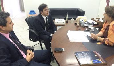 Imagem: Diretores do Foro e da Subseção, Frederico Dantas e Aloysio Cavalcanti com a prefeita Célia Rocha