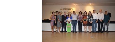 Imagem: Diretor do Foro, Raimundo Campos com os servidores homenagedos