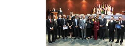 Imagem: Diretor do Foro, Raimundo Campos exibe Certificado de Premiação