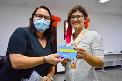 Imagem: A mãe e servidora Laudiene Lacerda elogiou a tarde voltada para o dia das mães