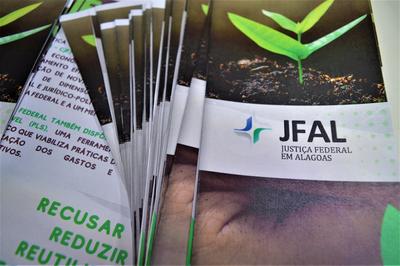 Imagem: Servidores da JFAL receberam panfletos educativos sobre educação ambiental