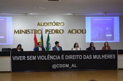 Imagem: Evento promovido por entidades de defesa dos direitos das mulheres acontece no auditório da Justiça Federal