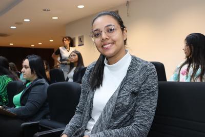 Imagem: Beatriz Moura é aluna de Administração e está na expectativa pelo resultado do certame