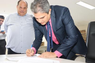 Imagem: Juiz federal Aloysio Cavalcanti assina documento de doação de equipamentos à Secretaria de Saúde