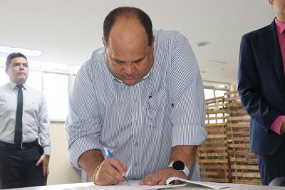 Imagem: Secretário de Saúde Gustavo Pontes assina termo de recebimento do material doado pela JFAL