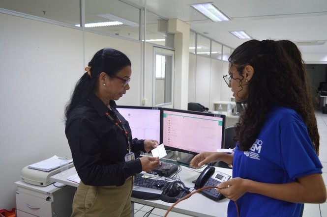 Servidores e servidoras recebem material informativo focado na conscientização sobre câncer de mama e de colo do útero