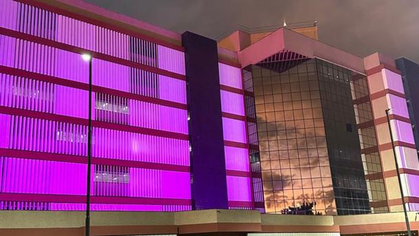 Imagem: Iluminação representa apoio à campanha Agosto Lilás