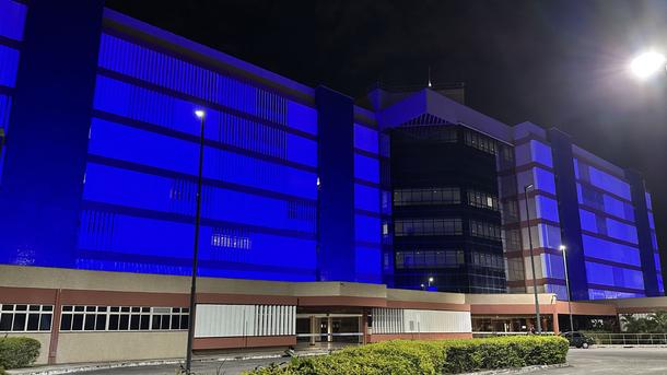 Imagem: Iluminação azul no prédio visa chamar atenção e conscientizar sobre a prevenção e combate ao câncer colorretal