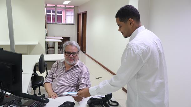 Imagem: Servidores recebem panfletos informativos