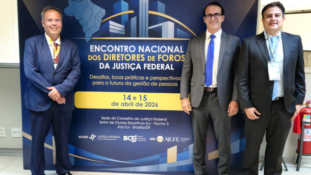 Imagem: Da esquerda para a direita, o diretor da Secad, Gustavo Melo, e os juízes federais Antônio José e Aloysio Cavalcanti, presentes no Encontro Nacional