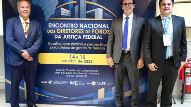 Imagem: Da esquerda para a direita, o diretor da Secad, Gustavo Melo, e os juízes federais Antônio José e Aloysio Cavalcanti, presentes no Encontro Nacional