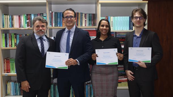 Imagem: Honraria foi entregue no gabinete do coordenador do Cejusc, juiz federal Rosmar Alencar