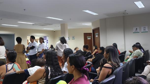 Imagem: Famílias que preencheram a ficha de cadastro e foram selecionadas chegaram cedo para a triagem diagnóstica, no sábado pela manhã