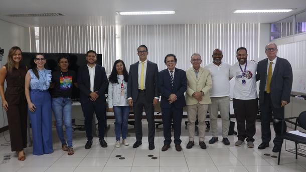 Imagem: Juiz federal Antônio José (centro da foto) é o novo coordenador e o advogado Artur Lira (4º, da esquerda para a direita) é o secretário do comitê