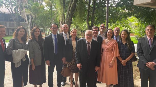 Imagem: Magistrados e outros convidados homenageiam professor Fábio Marroquim (no centro)