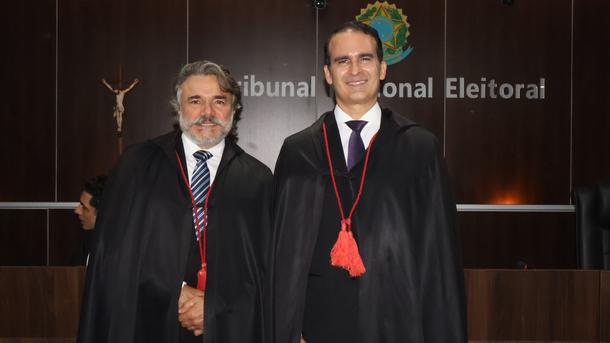 Imagem: Da esquerda para a direita, desembargadores eleitorais Rosmar Alencar e Antônio José Araújo