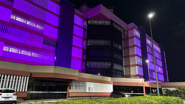 Imagem: Prédio da JFAL ficará iluminado com a cor da campanha Agosto Lilás durante todo o mês