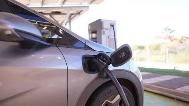 Imagem: Pontos de recarga para veículos serão instalados no estacionamento da JFAL