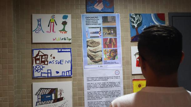 Imagem: Quadros retratam vivências, sentimentos e perspectivas dos artistas participantes, dando visibilidade a histórias frequentemente invisibilizadas