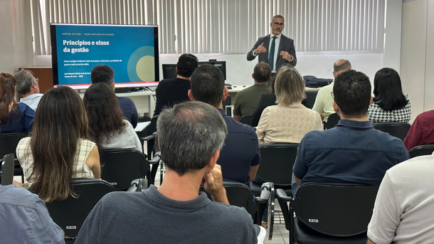 Imagem: Servidores e diretores de núcleos participaram da explanação feita pelo juiz federal Antônio José