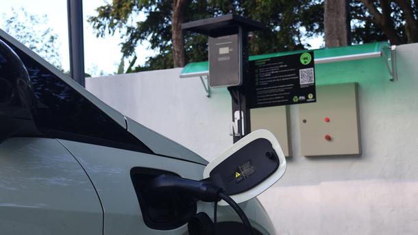 Imagem: Justiça Federal em Alagoas estimula as opções mais sustentáveis de transporte, a exemplo dos modelos elétricos, e instalou pontos de recarga