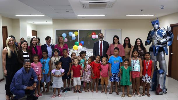 Imagem: A programação contou com o robozão e animou crianças e seus responsáveis