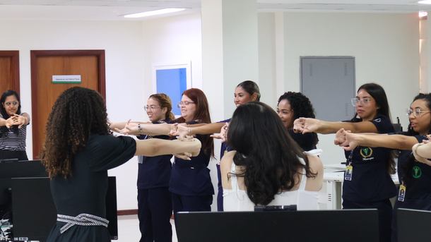 Imagem: Estudantes de Fisioterapia visitam setores administrativos para exercícios laborais com servidores