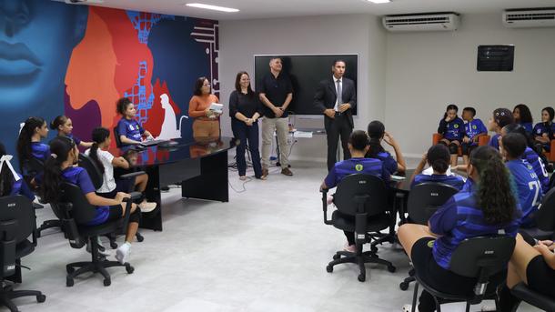 Imagem: Crianças foram recebidas no Laboratório de Inovação, iLab, pelo juiz federal Felini Wanderley e servidores da JFAL