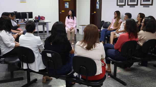 Imagem: Palestra da médica Andreia Souto com servidoras fez parte da programação desta segunda-feira