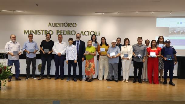 Imagem: Pessoas que contribuem na construção da história da Justiça Federal em Alagoas recebem o reconhecimento por parte da Direção do Foro